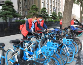 爱游戏在线(中国)集团和广武门后街社区开展“整治共享单车乱停乱放”志愿服务活动