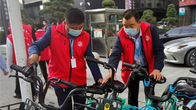 爱游戏在线(中国)集团志愿者参加广后街社区“整治共享单车乱停乱放”活动